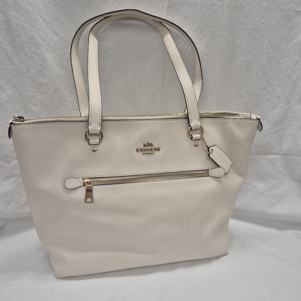 Coach Gallery Tote Bag Purse C4665 Chalk Color Pebbled Leather Charm